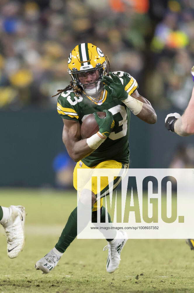 Green Bay Packers running back Aaron Jones (33) runs in front of