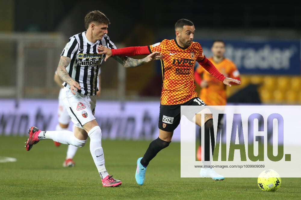 Campeonato Italiano Serie B Entre Benevento Vs Como Foto Editorial - Imagem  de futebol, italiano: 270667861