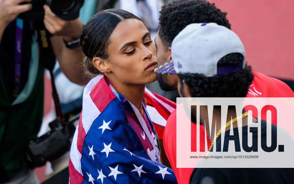 220722 Sydney McLaughlin of USA kisses her boyfriend Andre Levrone