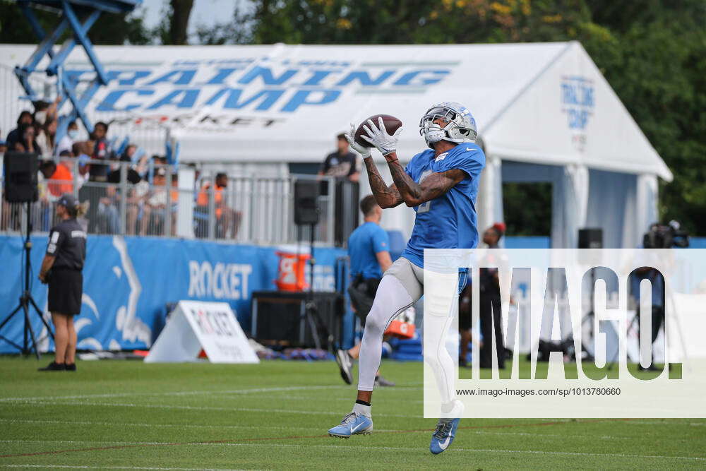 Detroit Lions wide receiver Josh Reynolds catches a ball after an NFL  football practice in Allen Park, Mich., Friday, July 29, 2022. (AP  Photo/Paul Sancya Stock Photo - Alamy