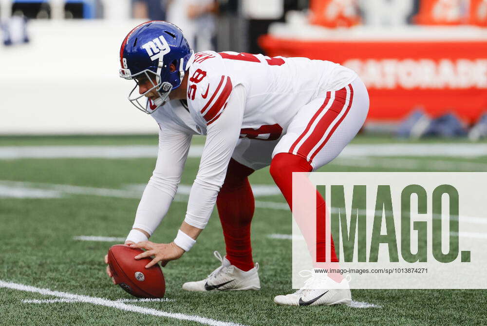 New York Giants long snapper Casey Kreiter (58) warms up before an