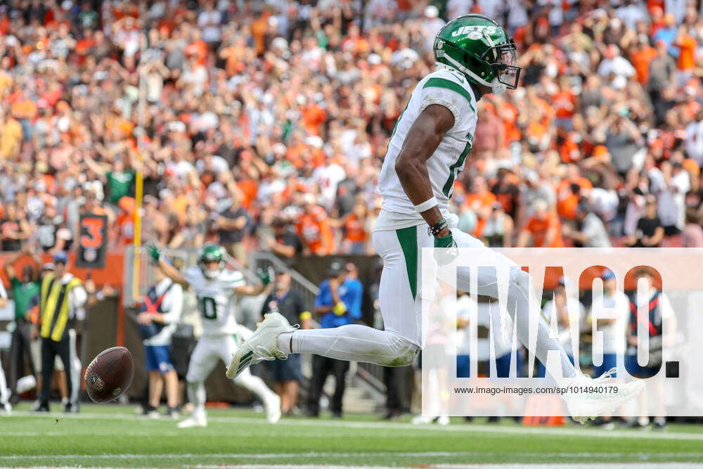 New York Jets wide receiver Garrett Wilson (17) stands on the sideline  during an NFL football game against the Cleveland Browns, Sunday, Sept. 18,  2022, in Cleveland. (AP Photo/Kirk Irwin Stock Photo - Alamy