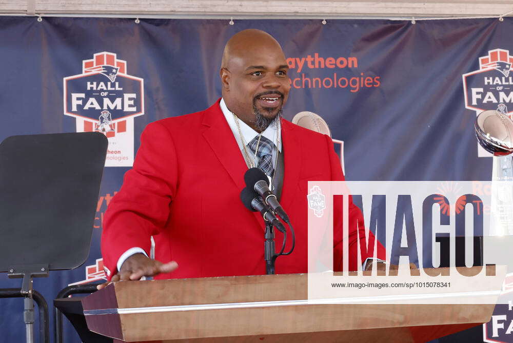 FOXBOROUGH, MA - SEPTEMBER 24: New England Patriots nose tackle Vince  Wilfork waves to the crowd during his induction into the New England Patriots  Hall of Fame presented by Raytheon Technologies on