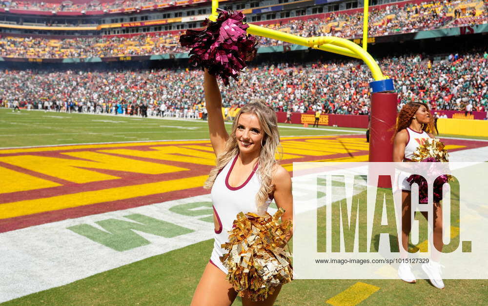 Landover, MD, USA. 22nd Dec, 2019. Redskin Cheerleader performs during a  NFL football game between the Washington Redskins and the New York Giants  at FedEx Field in Landover, MD. Justin Cooper/CSM/Alamy Live