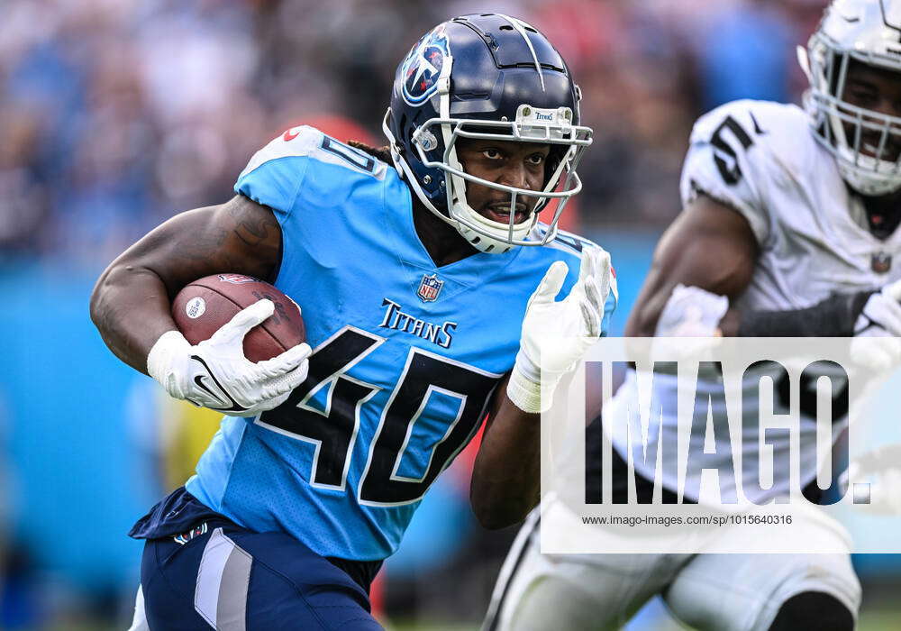 NASHVILLE, TN - SEPTEMBER 25: Tennessee Titans running back Dontrell  Hilliard (40) runs with the