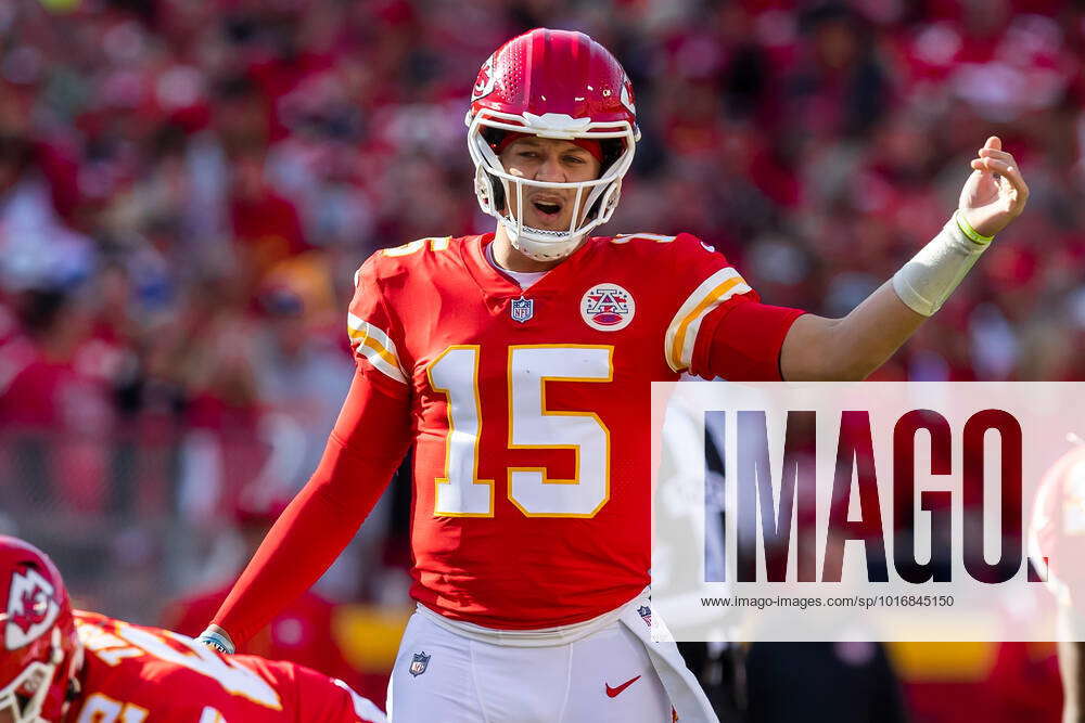 KANSAS CITY, MO - OCTOBER 16: Kansas City Chiefs quarterback Patrick  Mahomes (15) calls a play from