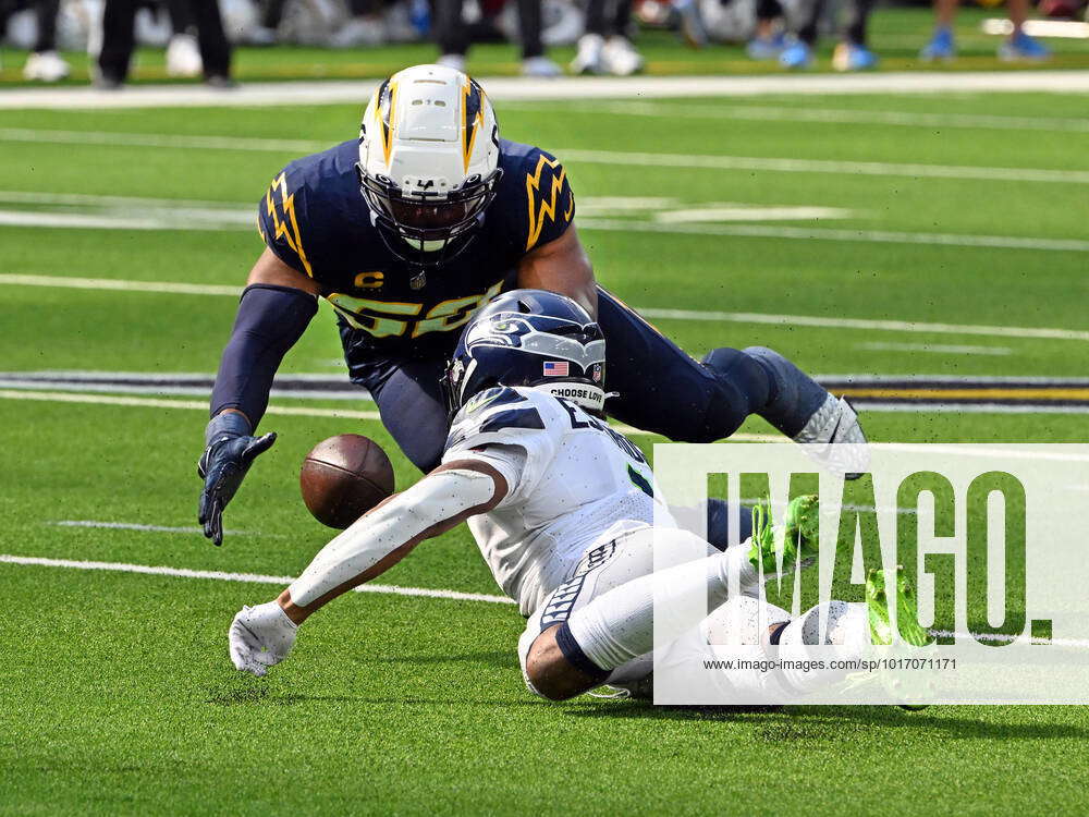 Photo: Chargers Khalil Mack (L) recovers fumble of Seahawks receiver Dee  Eskridge - LAP2022102307 