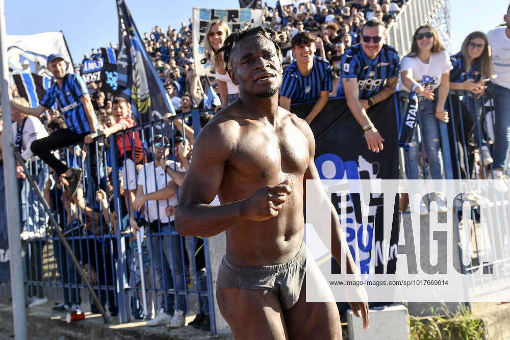 Duvan Zapata of Atalanta BC celebrates in underwear with fans at the end of  the Serie