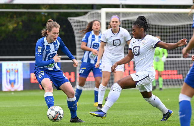 Esther Buabadi (24) of Anderlecht pictured fighting for the ball