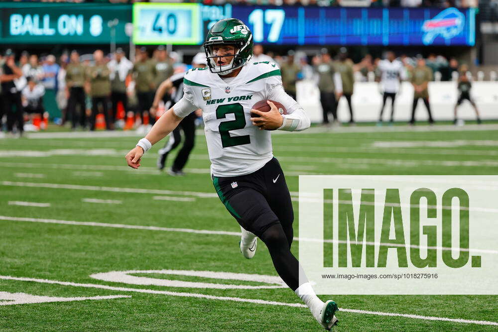 EAST RUTHERFORD, NJ - NOVEMBER 06: New York Jets quarterback Zach Wilson  (2) runs during the National Football League game between the New York Jets  and Buffalo Bills on November 6, 2022