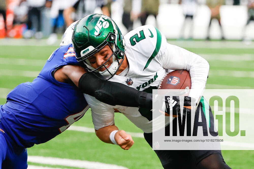 EAST RUTHERFORD, NJ - NOVEMBER 06: New York Jets quarterback Zach Wilson  (2) runs during the National Football League game between the New York Jets  and Buffalo Bills on November 6, 2022