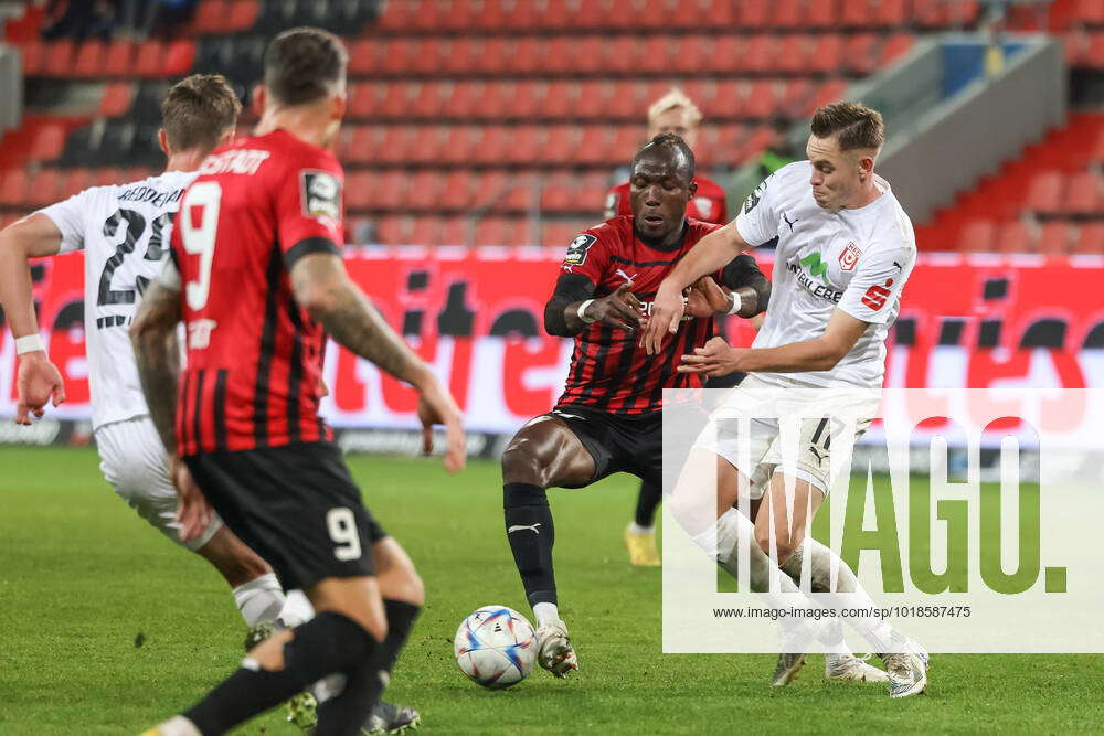 3. Liga; FC Ingolstadt 04 Hallescher FC; Zweikampf Kampf um den Ball Moussa Doumbouya (27, FCI