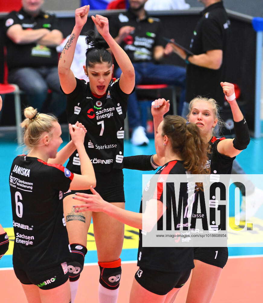 Jubel beim Dresdner SC, v.l. Jennifer Janiska, Mika Grbavica, Kayla