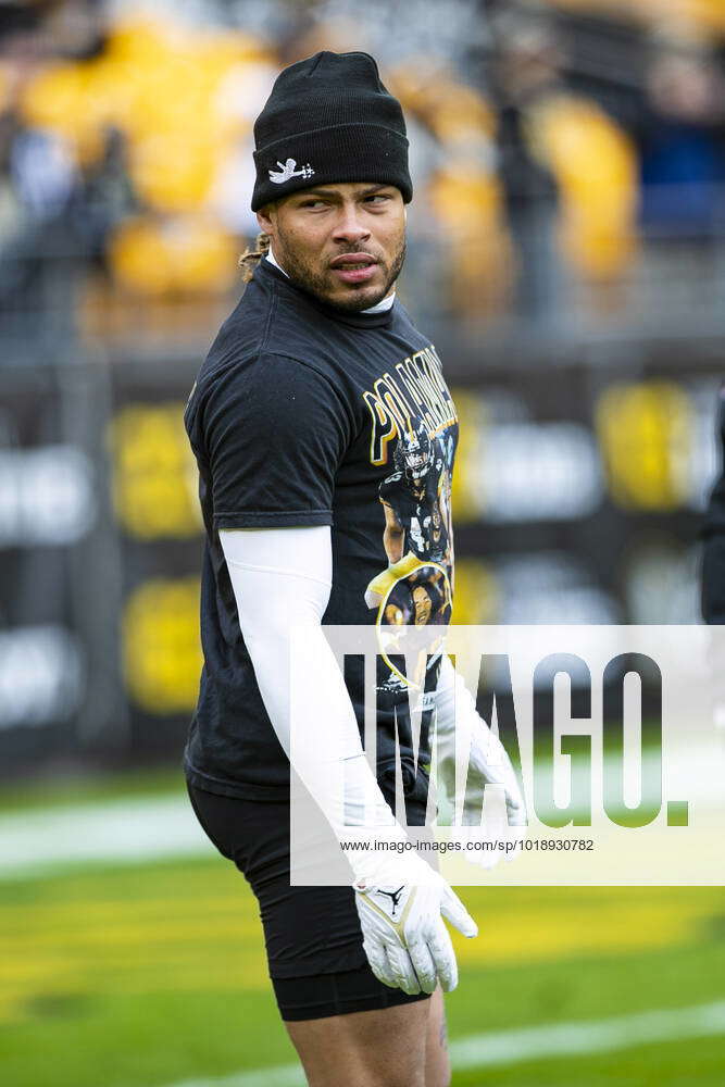 PITTSBURGH, PA - NOVEMBER 13: New Orleans Saints safety Tyrann Mathieu (32)  warms up before the national football league game between the New Orleans  Saints and the Pittsburgh Steelers on November 13