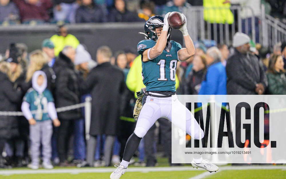 PHILADELPHIA, PA - NOVEMBER 14: Philadelphia Eagles wide receiver Britain  Covey (18) warms up during