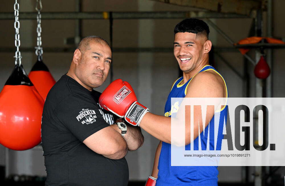 BOXING LEAPAI JNR NYIKA, Former Australian boxer Alex Leapai Snr (left