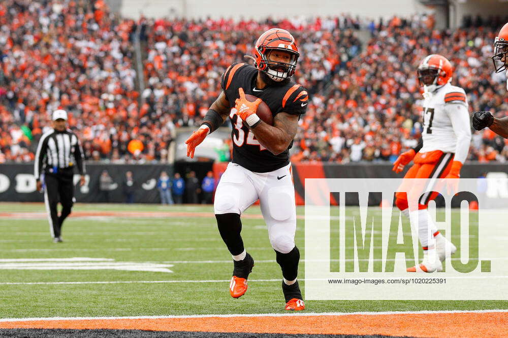 CINCINNATI, OH - DECEMBER 11: Cincinnati Bengals running back