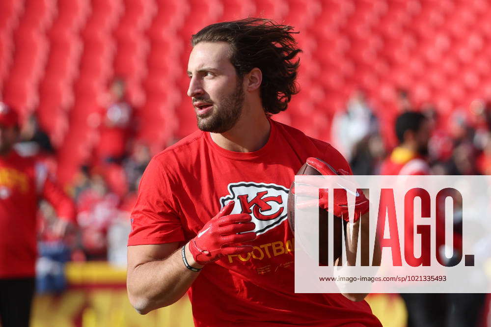 Kansas City Chiefs' Noah Gray (83) runs during the second half of an NFL  football game against the Indianapolis Colts, Sunday, Sept. 25, 2022, in  Indianapolis. (AP Photo/Michael Conroy Stock Photo - Alamy