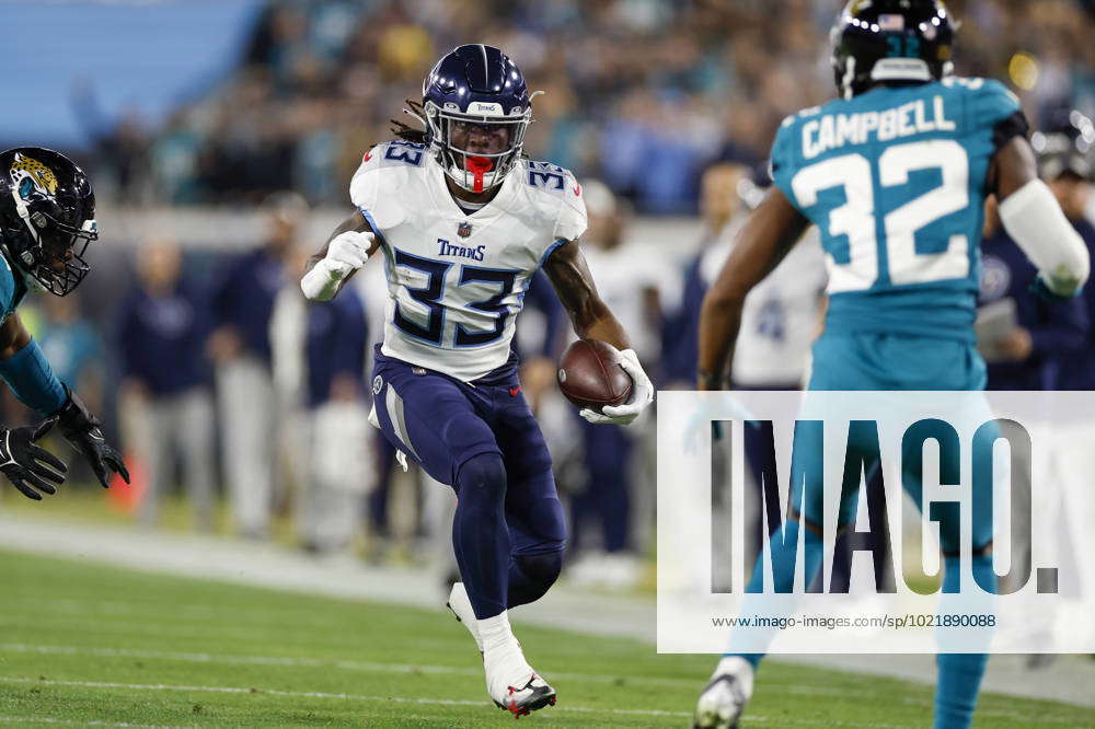 JACKSONVILLE, FL - JANUARY 07: Tennessee Titans running back Jonathan Ward  (33) runs with the ball during the game between the Tennessee Titans and  the Jacksonville Jaguars and the on January 7