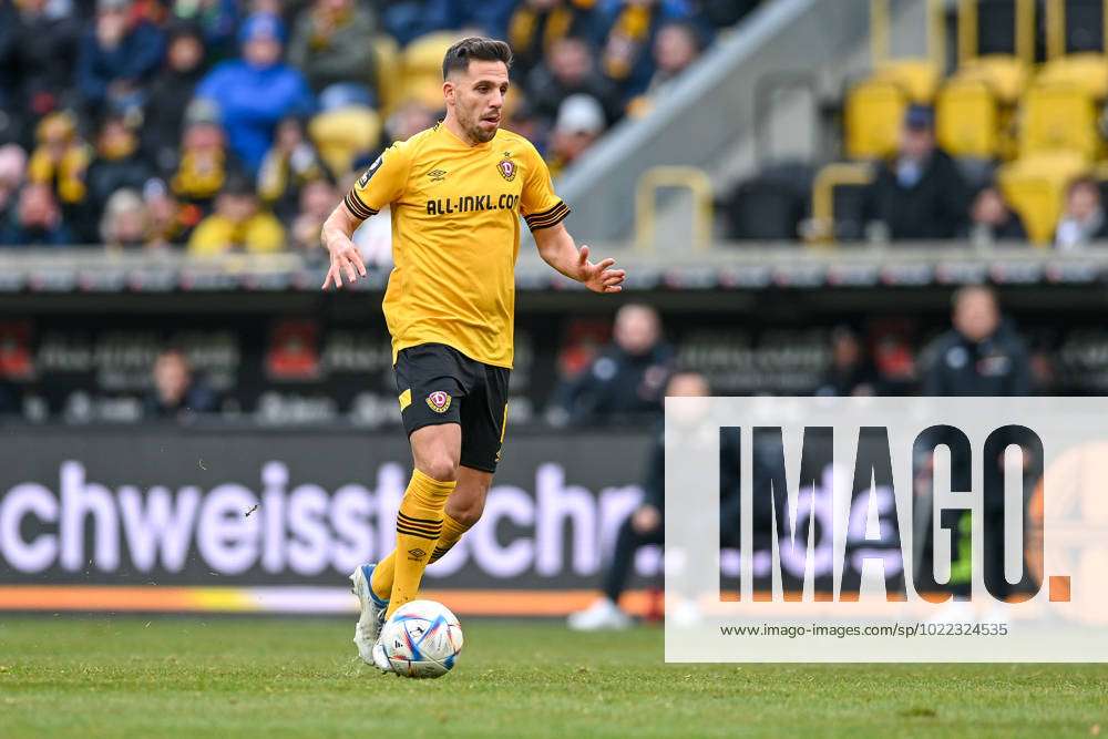 Ahmet Metin Arslan of Dresden runs with the ball during the 3