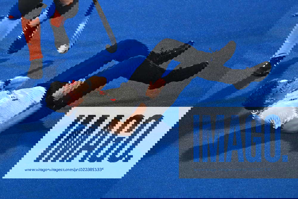 Sport Bilder des Tages Referee Ben Goentgen is injured after getting hit in the face by a ball, duri