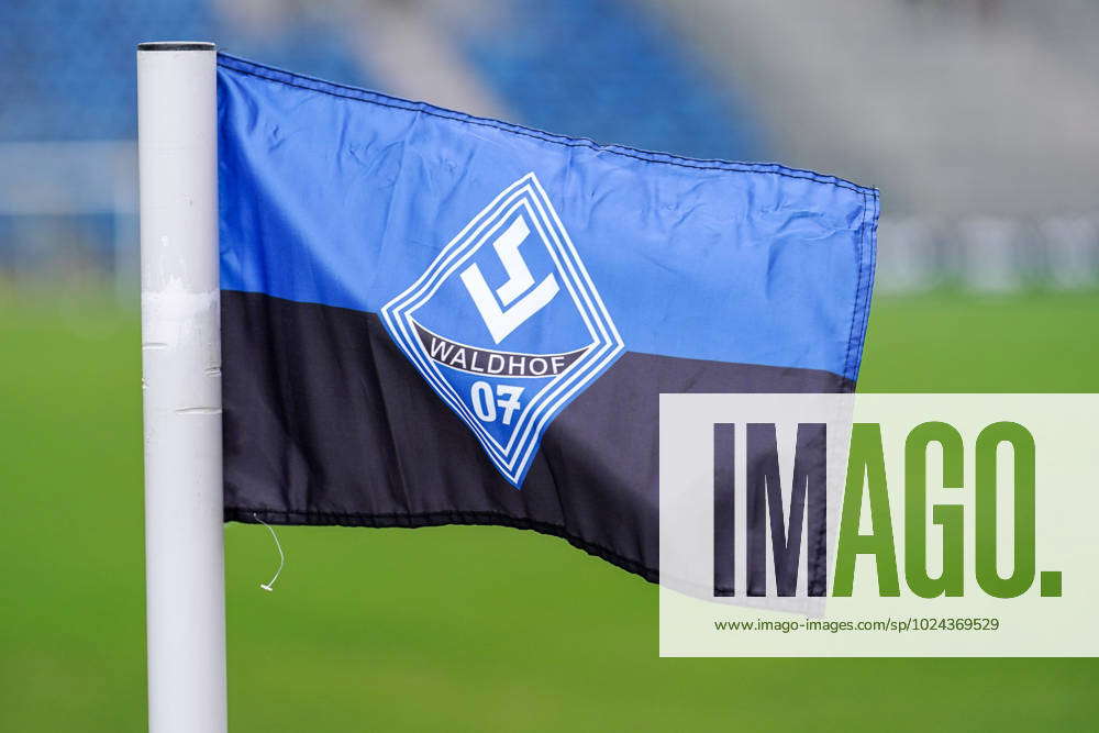 Eine Eckfahne mit dem Logo des SV Waldhof Mannheim weht im Wind, Die ...