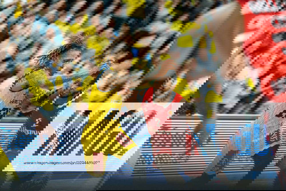 Corey Winston (FC Bayern Muenchen, 2) gegen DeWayne Russell (EWE