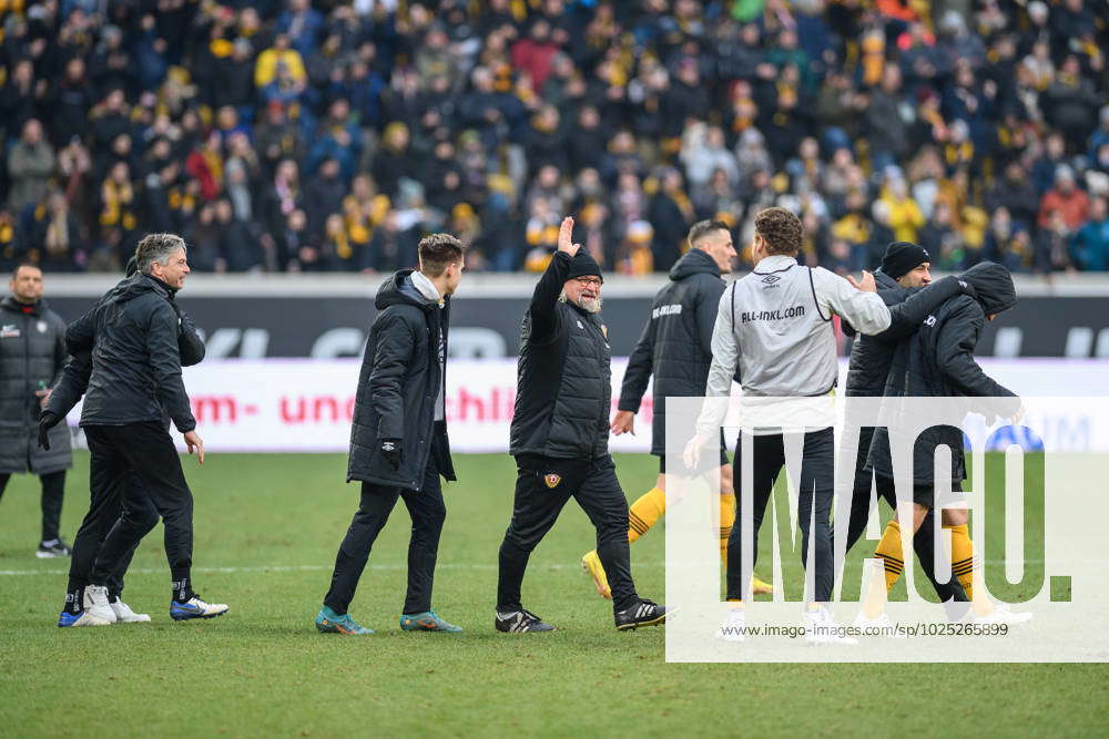 Dresdens Co-Trainer Heiko Scholz (mittig) Nach Abpfiff; SG Dynamo ...