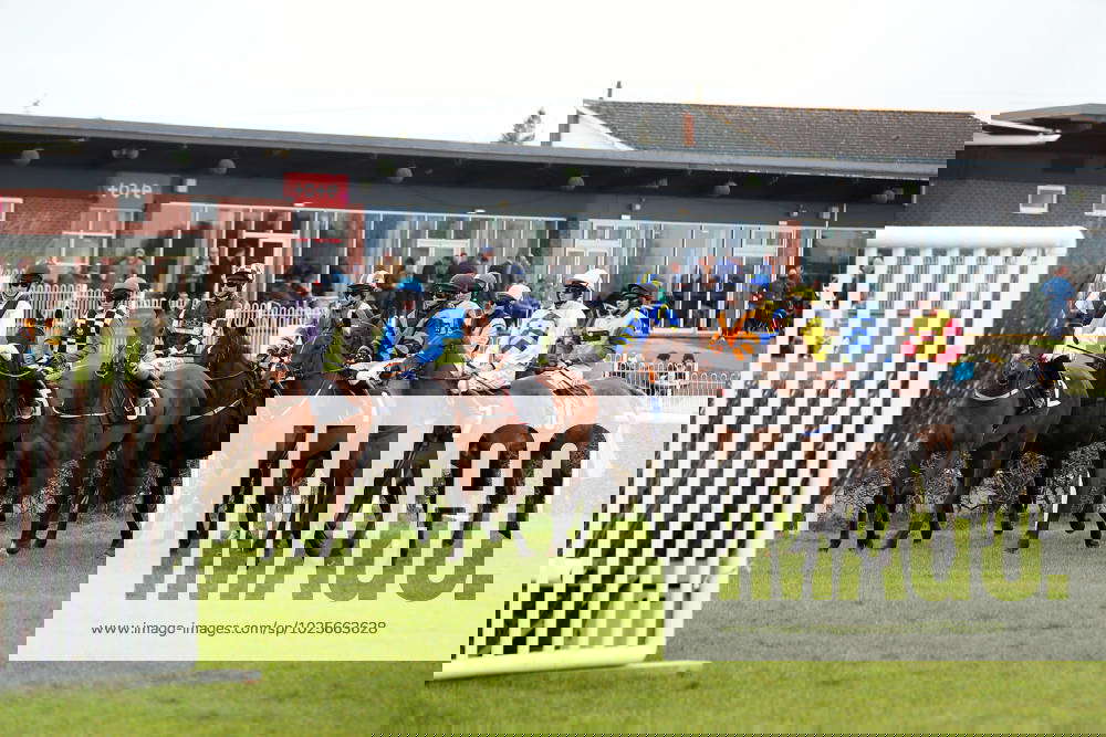 Horse Racing Market Rasen Meeting Horses circle before the start of The