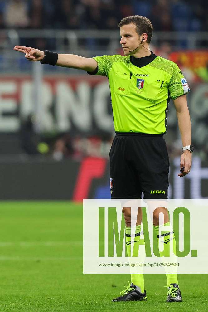 Referee Federico La Penna in action during Serie A 2022 23 football ...