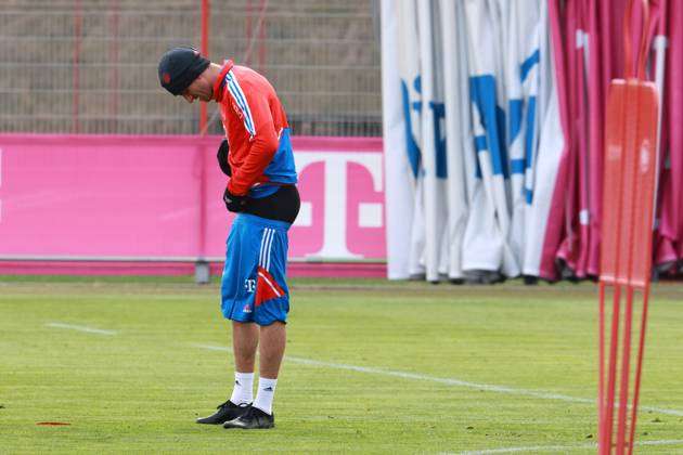 Elektricien Zonder hoofd terugtrekken 25 Thomas Mueller, bringt seine Trainingskleidung in Ordnung Fussball FC  Bayern Muenchen Training an