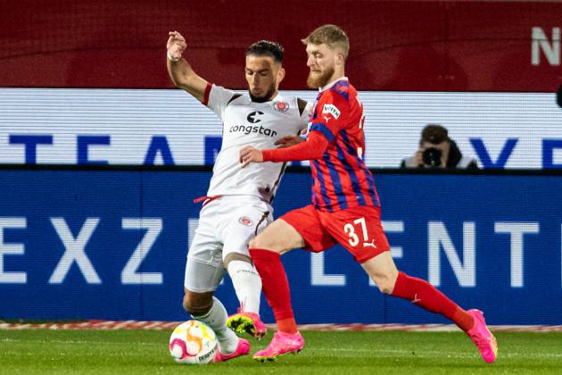 Jan Niklas Beste (FC Heidenheim, 37), Marcel Hartel (FC St. Pauli, 10) 1. FC Heidenheim vs. FC St