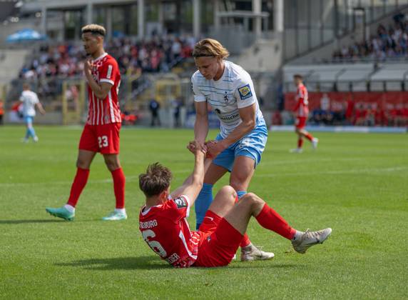 Fynn Lakenmacher TSV 1860 Muenchen, 19 in duel with Max Rosenfelder SC Freiburg  II, 16 GER, TSV