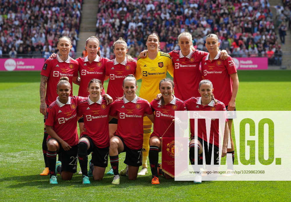 Man Utd women pre match team photo back row l r Leah Galton