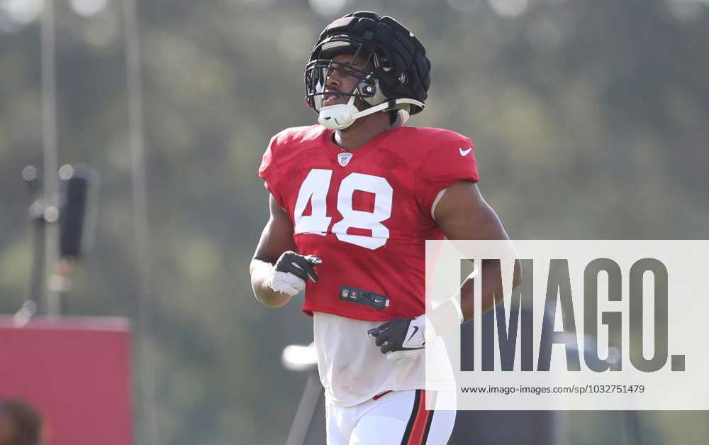 Tampa Bay Buccaneers Linebacker Charles Snowden goes thru a drill News  Photo - Getty Images