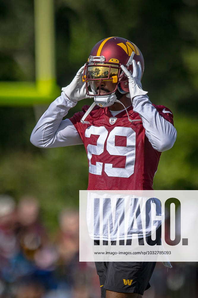 Ashburn, VA, USA. 27th July, 2022. Washington Commanders cornerback Kendall  Fuller (29) warms up during the Washington Commanders training camp  practice at the INOVA Sports Performance Center in Ashburn, Va. Reggie  Hildred/CSM/Alamy