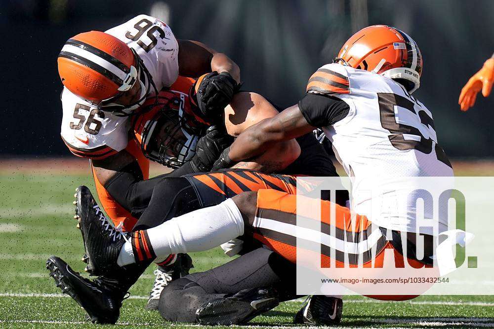 Syndication: The Enquirer Cincinnati Bengals tight end C.J. Uzomah (87),  center, is tackled by Cleve