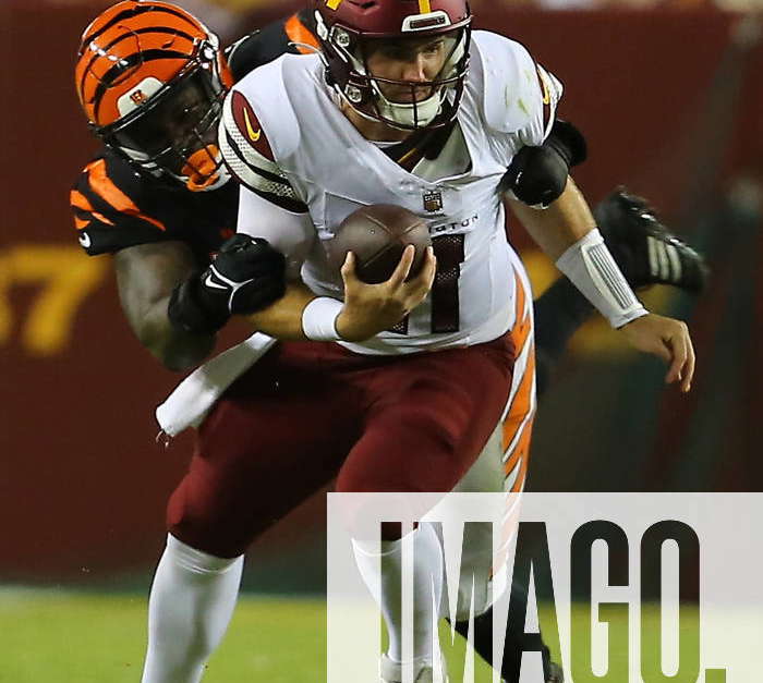 LANDOVER, MD - AUGUST 26: Cincinnati Bengals Defensive End Jeff Gunter (93)  sacks Washington Command