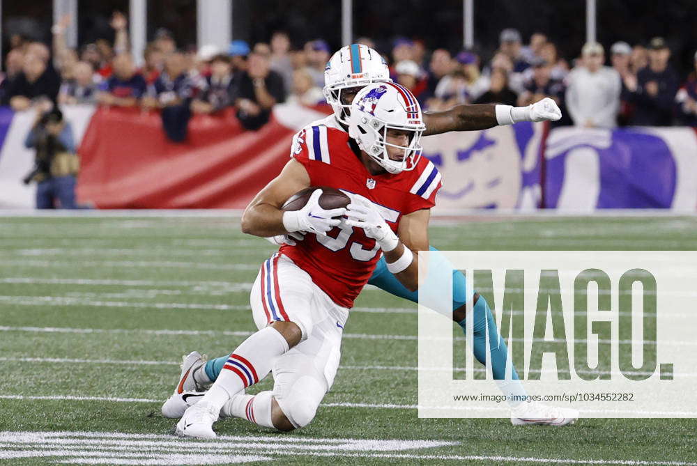 Jan 1, 2023; Foxborough, Massachusetts, USA; New England Patriots tight end  Hunter Henry (85) leaves the field after a game against the Miami Dolphins  in Foxborough, Massachusetts. Eric Canha/CSM/Sipa USA(Credit Image: ©