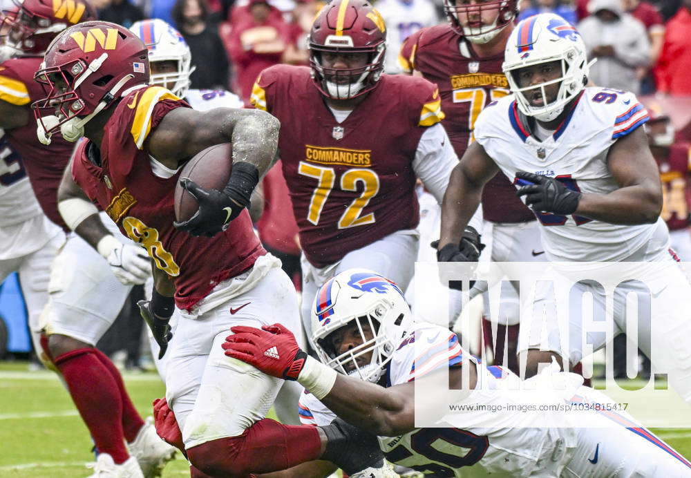 Washington Commanders running back Brian Robinson Jr. (8) runs