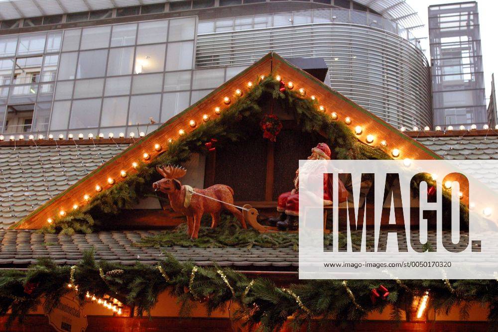 Weihnachtsmann mit einem Rentierschlitten auf dem Dach eines