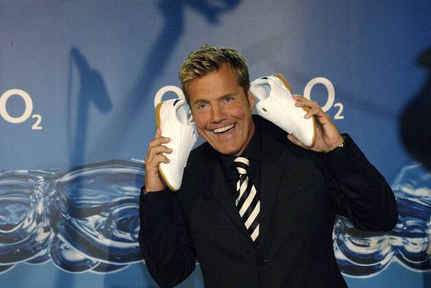 Musikproduzent Dieter Bohlen telefoniert am O2-Messestand anlässlich der CeBit 2004 in