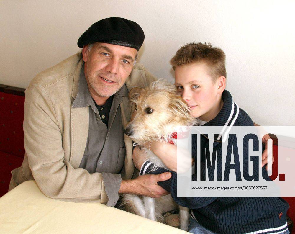 Schauspieler Christian Kohlund (SUI) mit Sohn Luca und Hund