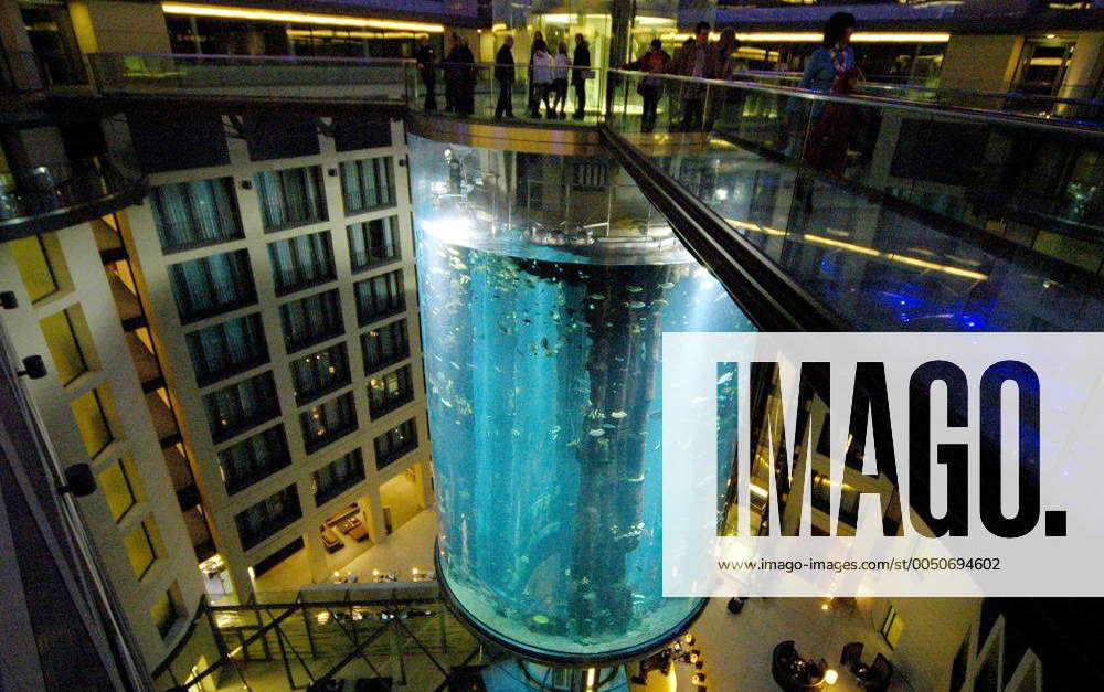 AquaDom im SeaLife-Center des Radisson SAS-Hotels im DomAquaree