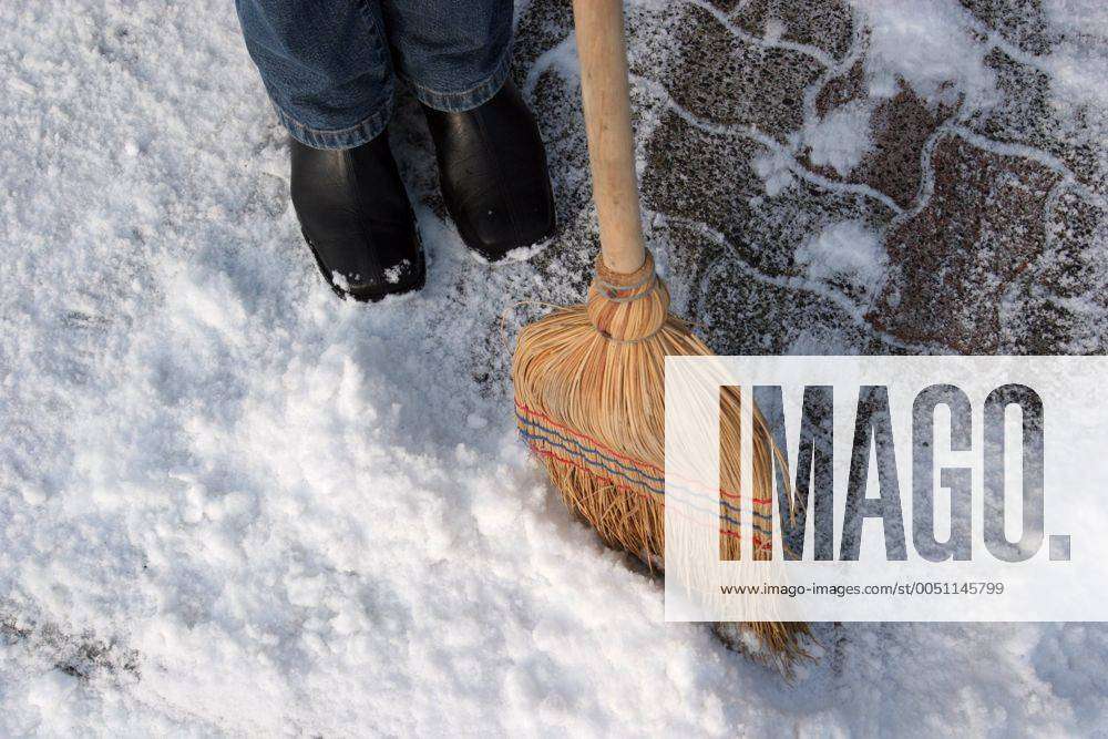 Ein Besen Im Schnee Schneeräumung Im Winter Ein Besen Fegt Den Schnee Für  Prävention Stockfoto - Bild von oberfläche, steuerknüppel: 199430978