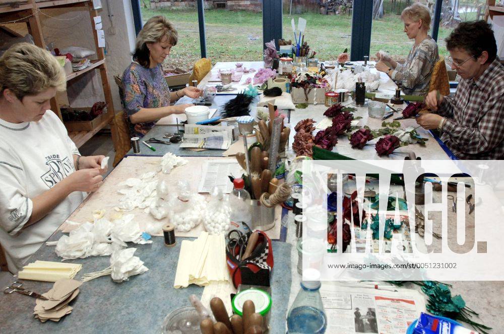 Angestellte während der Herstellung von Kunstblumen in der Kunstblumenmanufaktur Steyer in