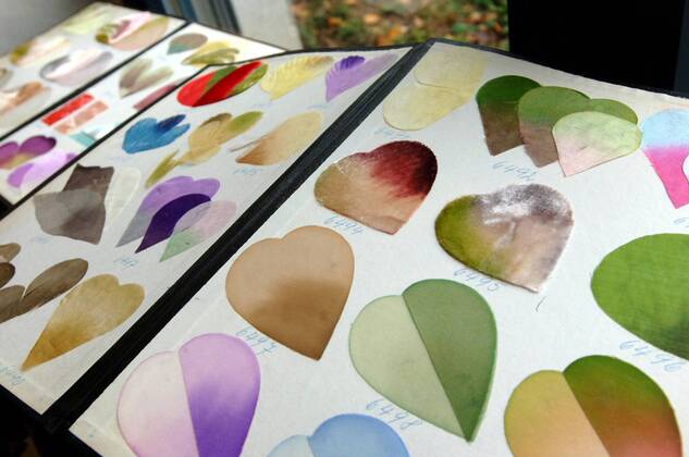 Farbmuster für Kunstblumen in der Kunstblumenmanufaktur Steyer in