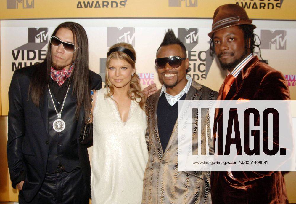 Estoy aka Stacy Ferguson, Fergie, Taboo y Apl.de.Ap de Black Eyed Peas en  París la semana de la moda de ropa de hombre - Louis Vuitton Fotografía de  stock - Alamy