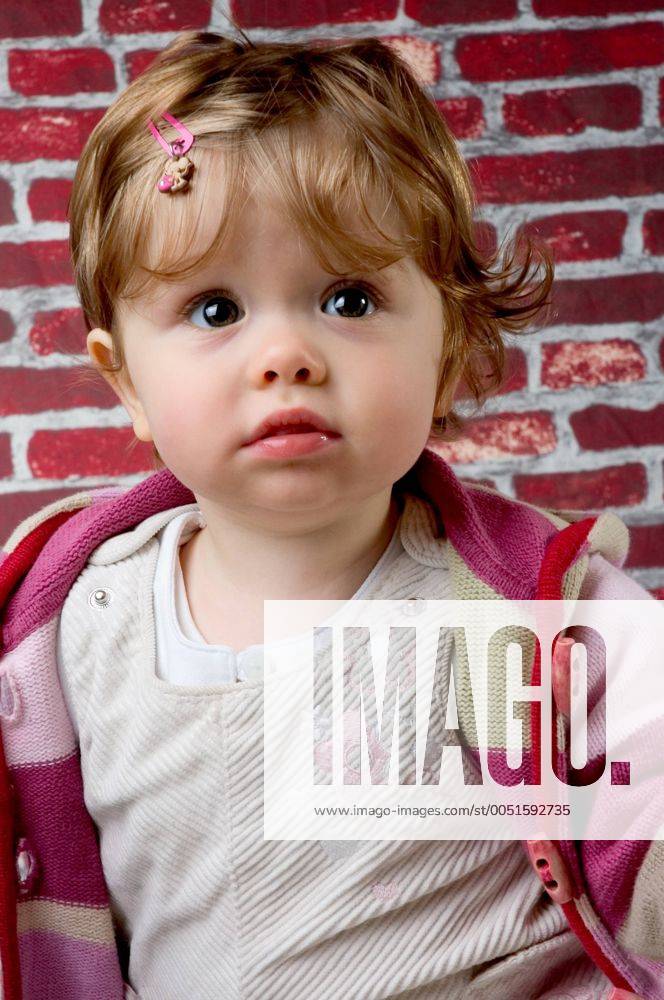 Kleines Mädchen mit einer Spange im Haar