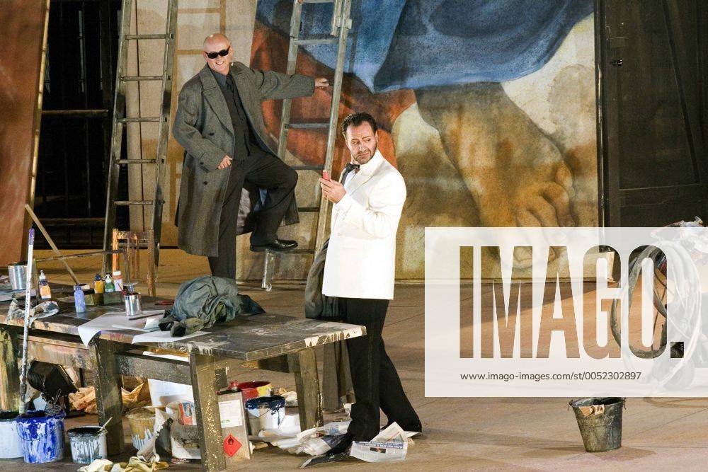 Gidon Saks (Mitte) während der Opernaufführung von Tosca anlässlich